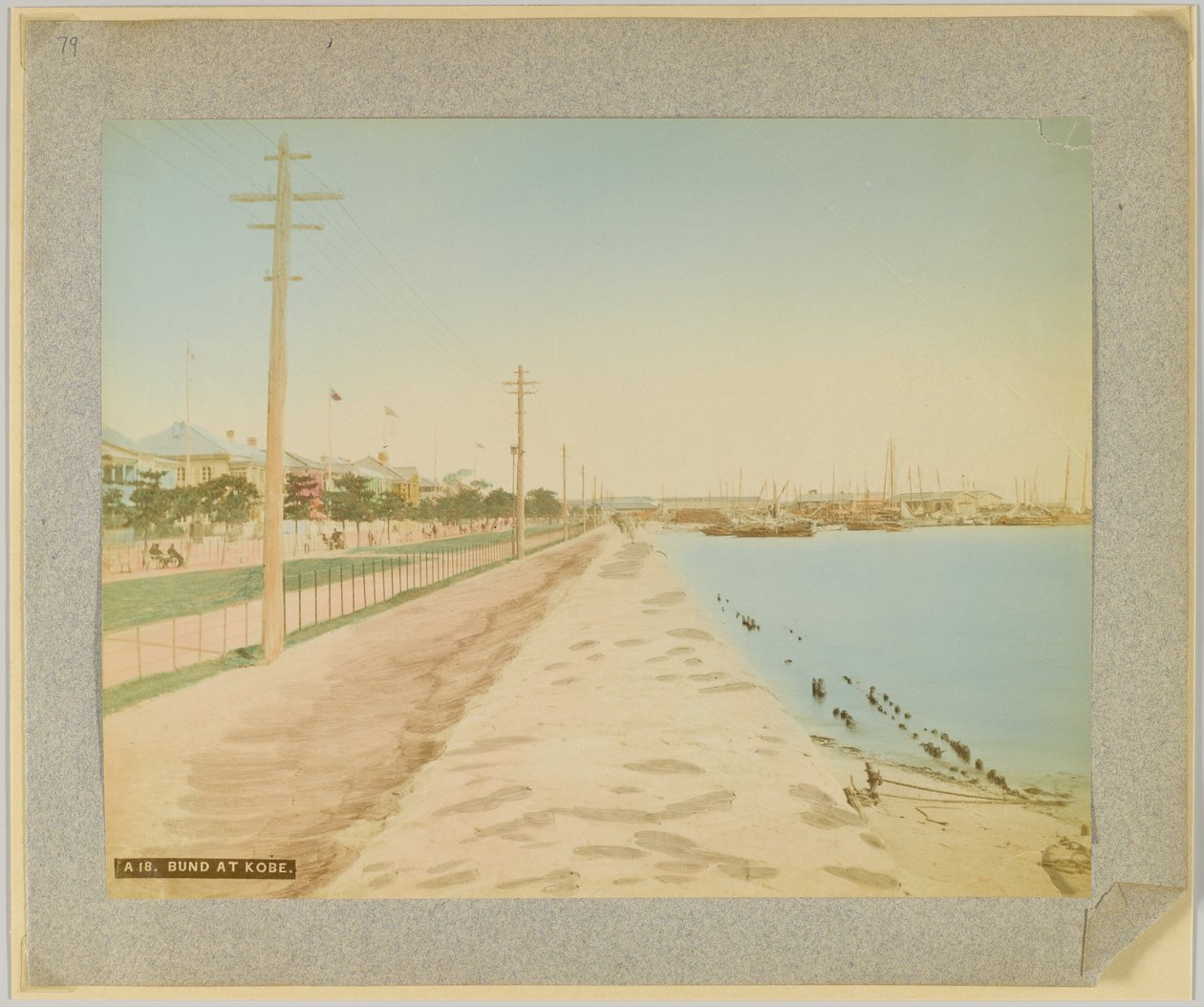 The Bund, Kobe, Japán (kézzel színezett fekete-fehér fotó) alkotó: Japanese Photographer
