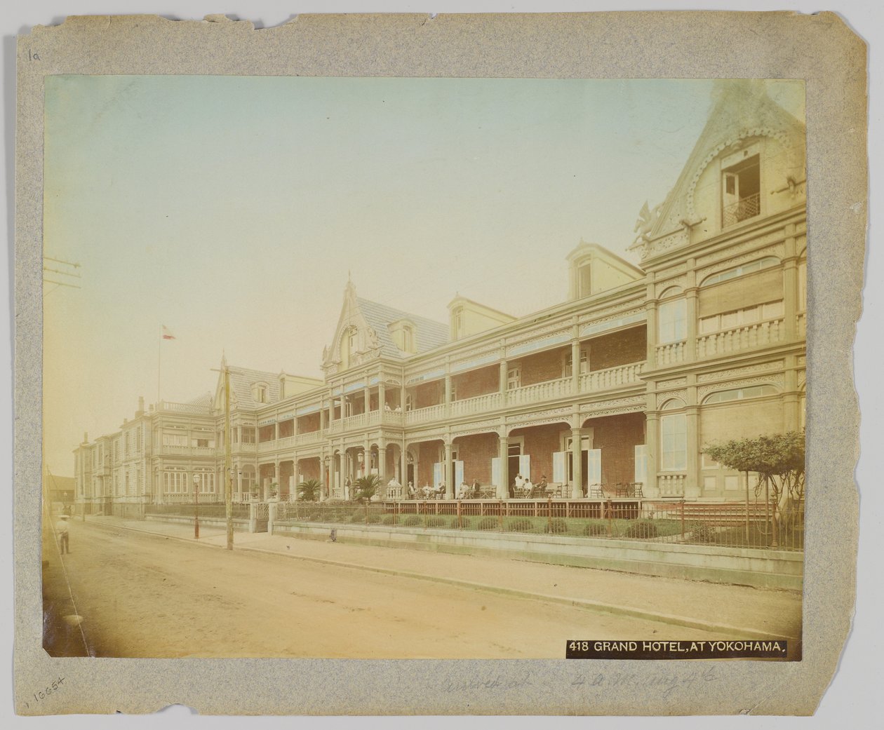 A Grand Hotel Jokohamában, Japánban (kézzel színezett fekete-fehér fotó) alkotó: Japanese Photographer