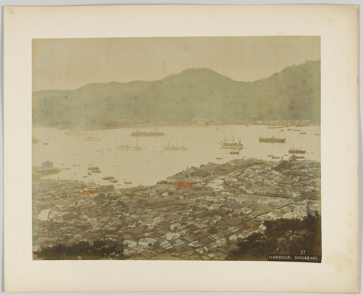 Nagasaki kikötője, Japán (kézzel színezett fekete-fehér fotó) alkotó: Japanese Photographer