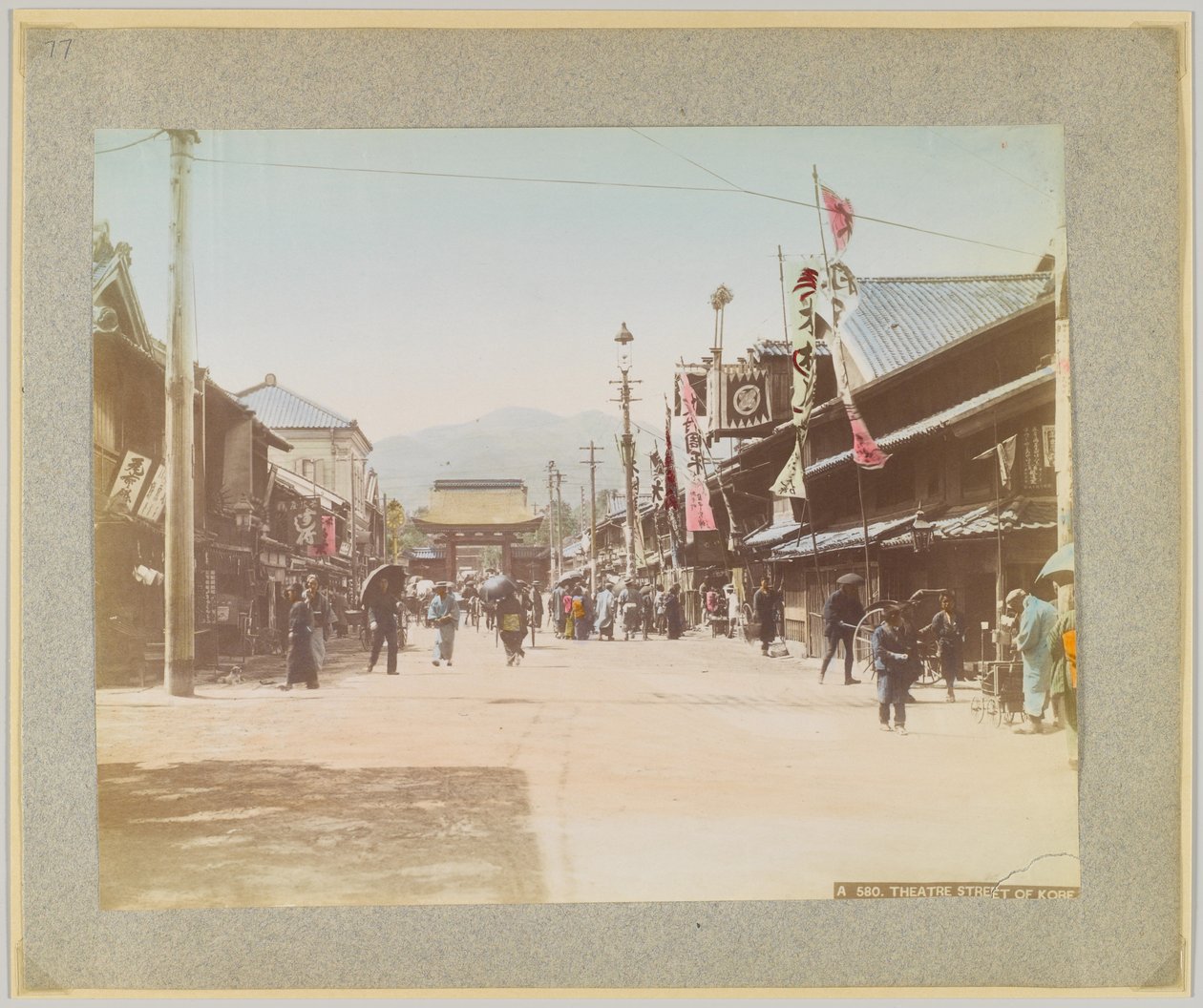 Theatre Street, Kobe, Japán (kézzel színezett fekete-fehér fotó) alkotó: Japanese Photographer