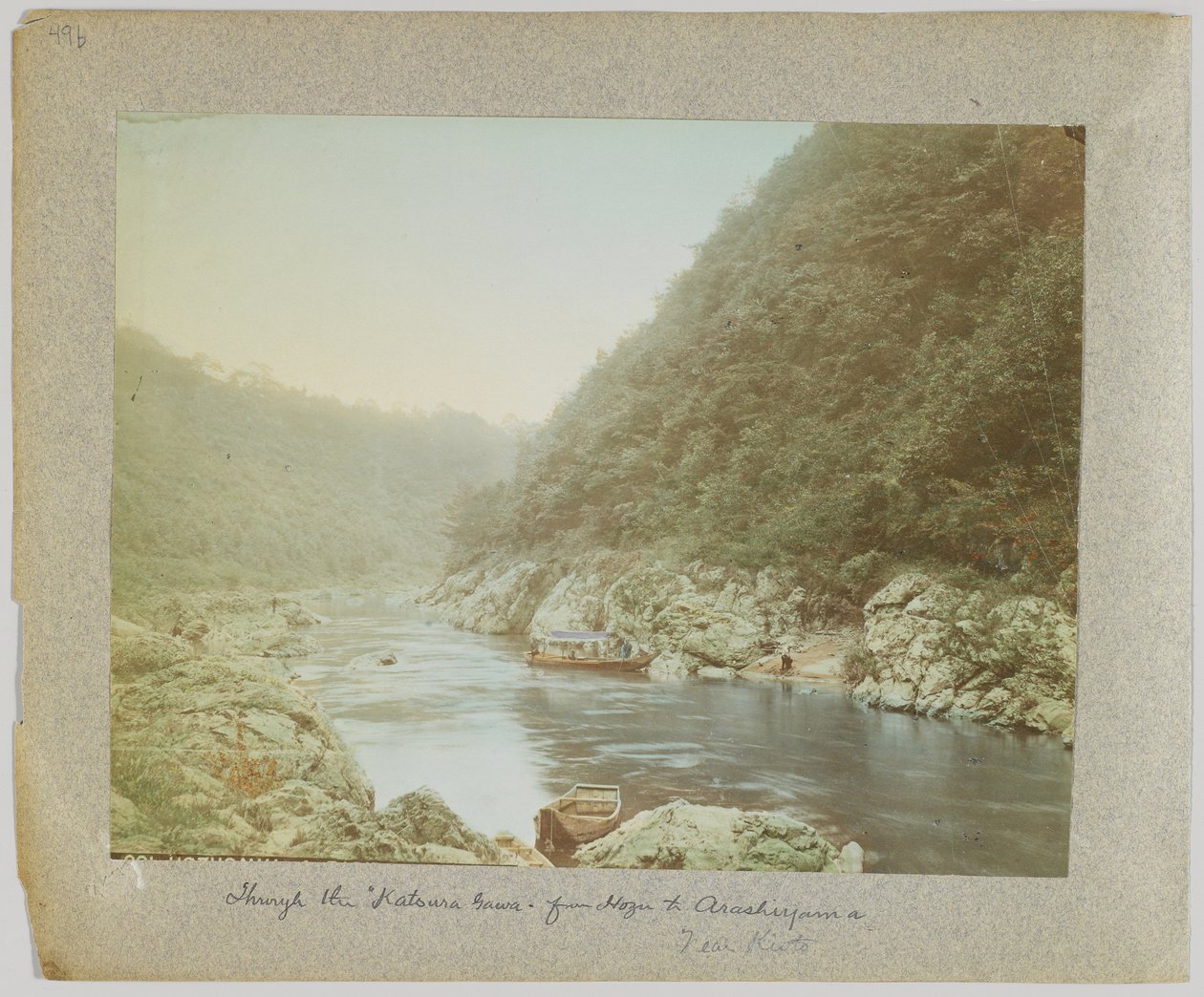 A Katsura-Gawán keresztül, Hozutól Arashiyamáig, Kyoto közelében, Japánban (kézzel színezett fekete-fehér fotó) alkotó: Japanese Photographer