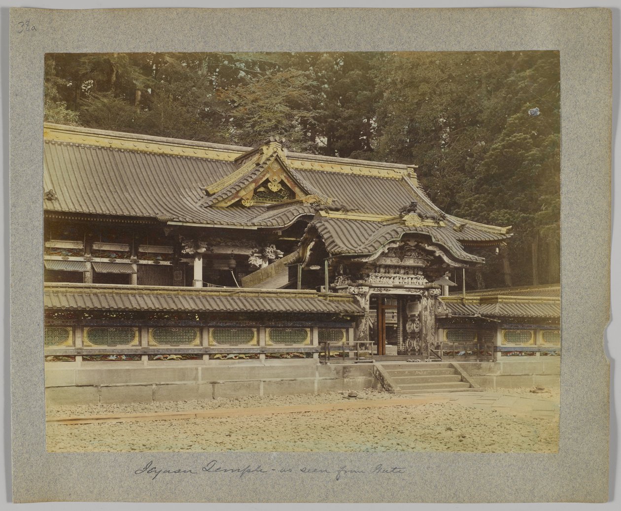 Tōshō-gū a kapuból nézve, Nikko, Japán (kézzel színezett fekete-fehér fotó) alkotó: Japanese Photographer