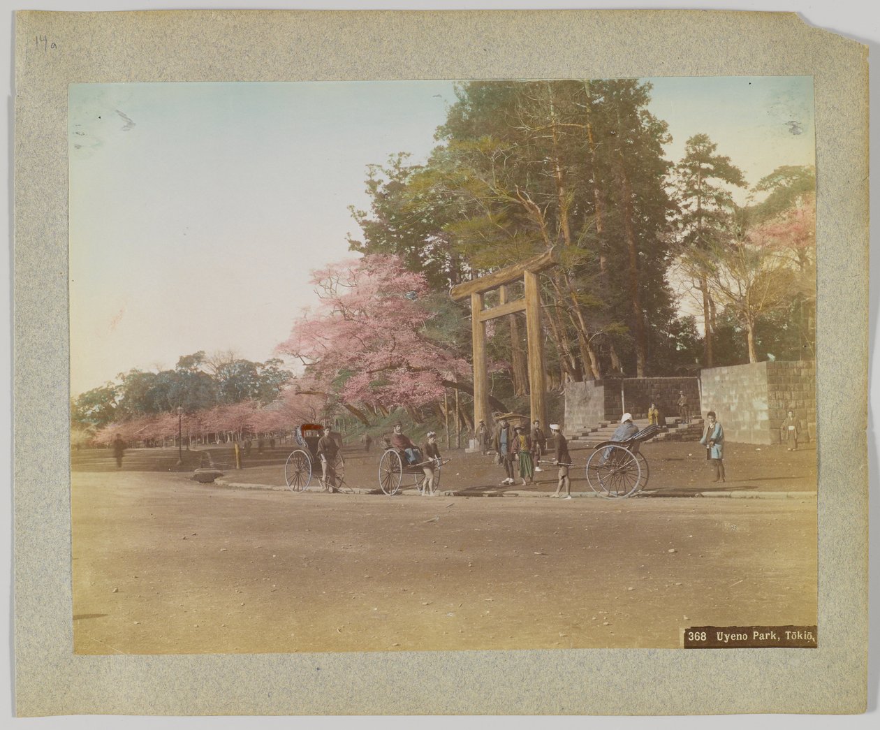 Uyeno Park, Tokió, Japán (kézzel színezett fekete-fehér fotó) alkotó: Japanese Photographer