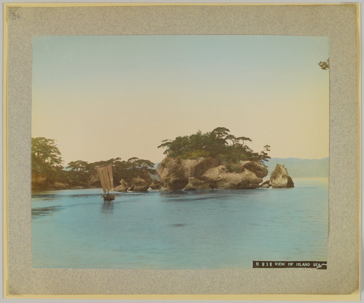 Kilátás a szigetekre, Japán (kézzel színezett fekete-fehér fotó) alkotó: Japanese Photographer