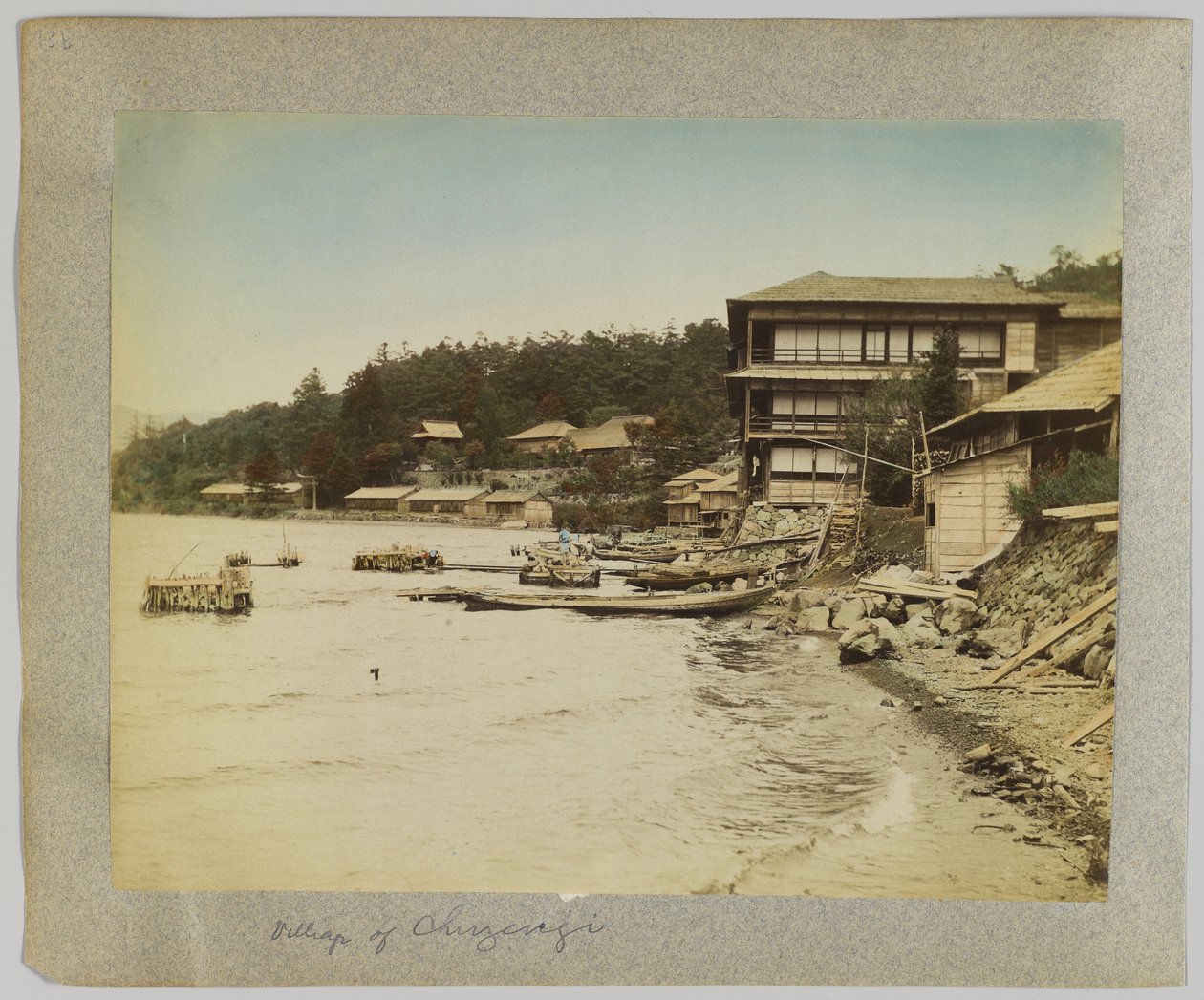 Chuzenji falu, Nikko, Japán (kézzel színezett fekete-fehér fotó) alkotó: Japanese Photographer