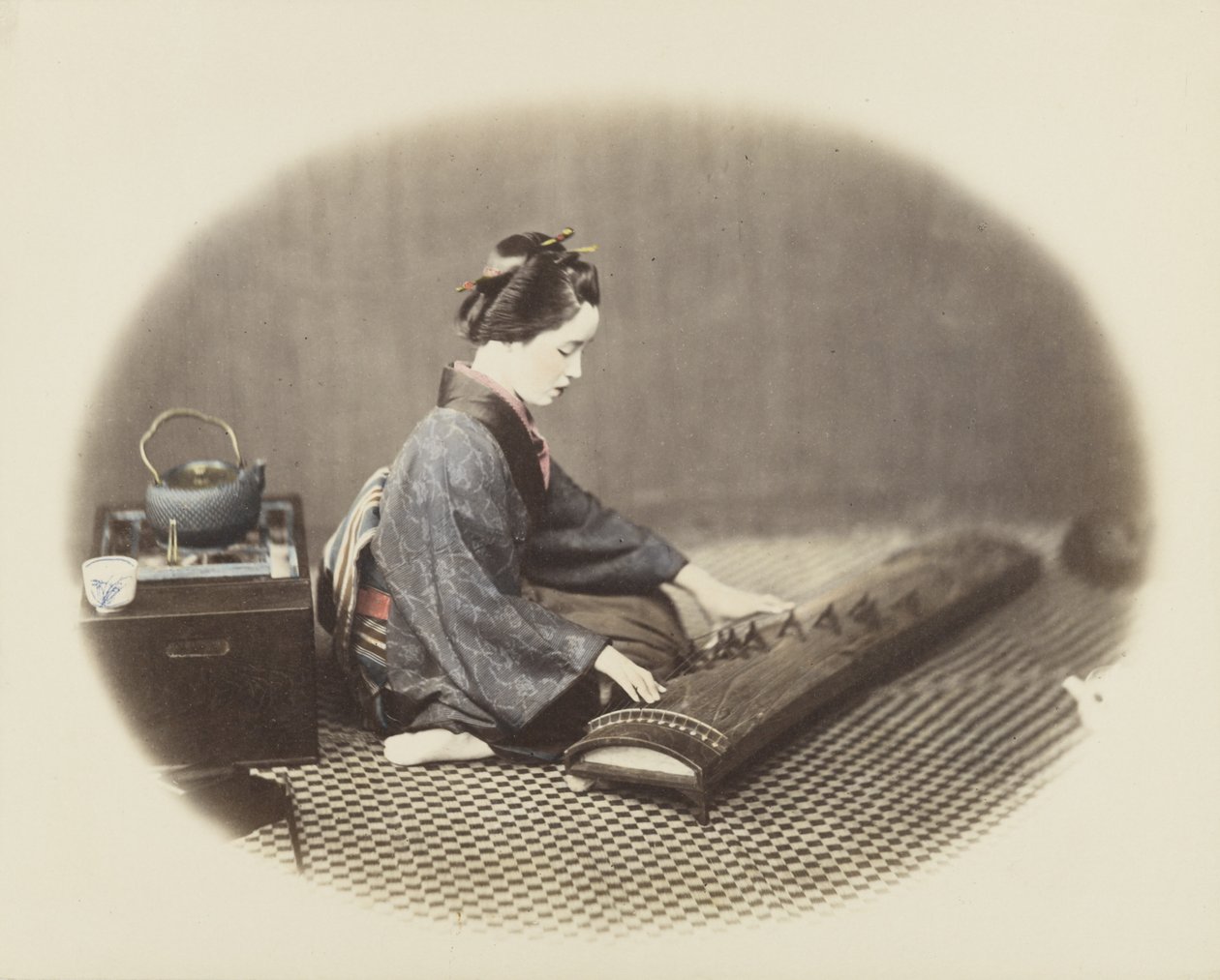 Kotót játszó nő (kézzel festett fekete-fehér fotó) alkotó: Japanese Photographer
