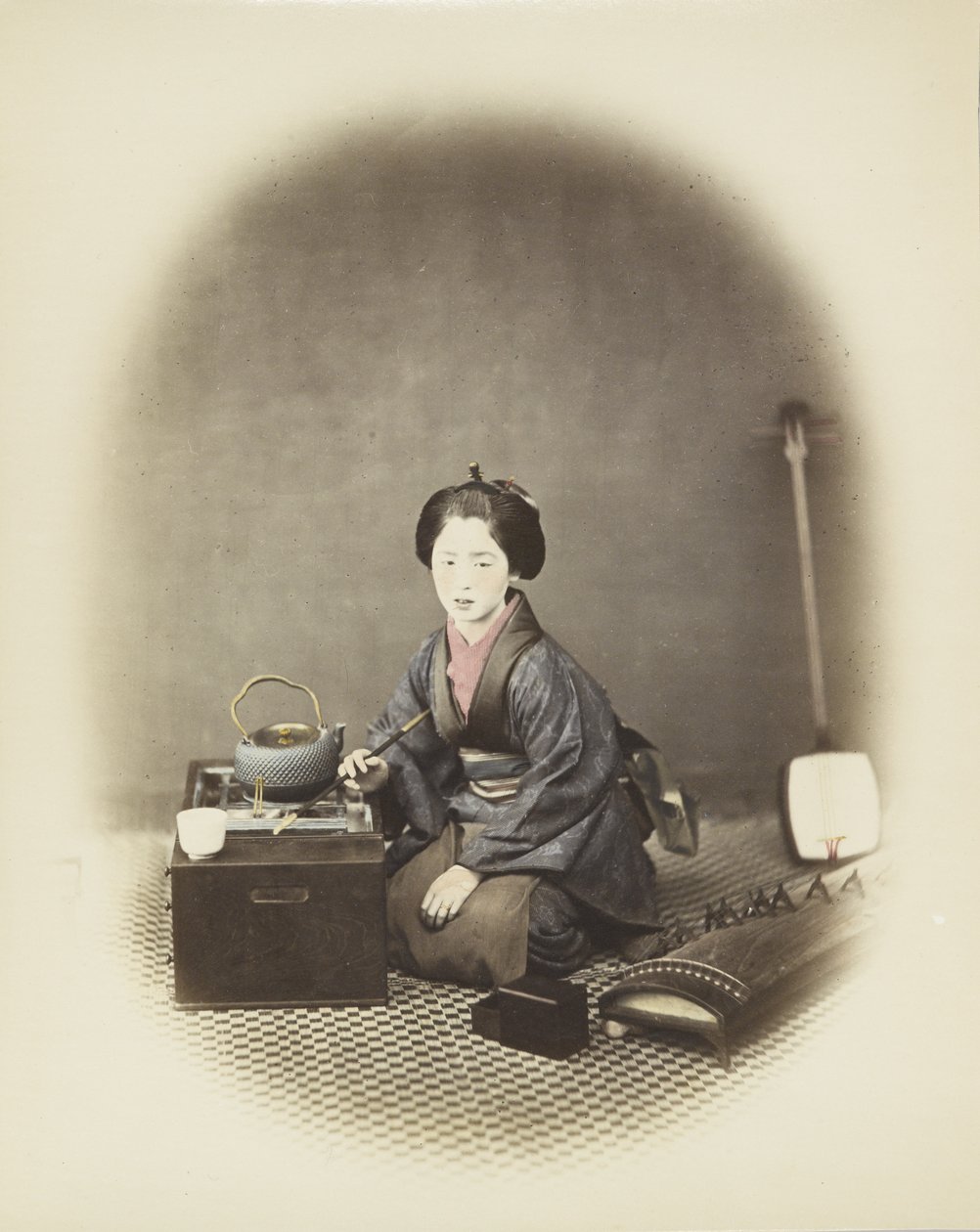 Nő kotóval és shamisennel (kézzel festett fekete-fehér fotó) alkotó: Japanese Photographer