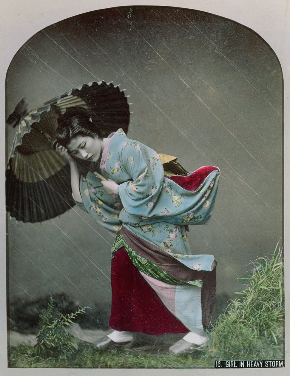 Fiatal japán lány az esőben, 1900 körül (kézzel színezett fotó) alkotó: Japanese Photographer