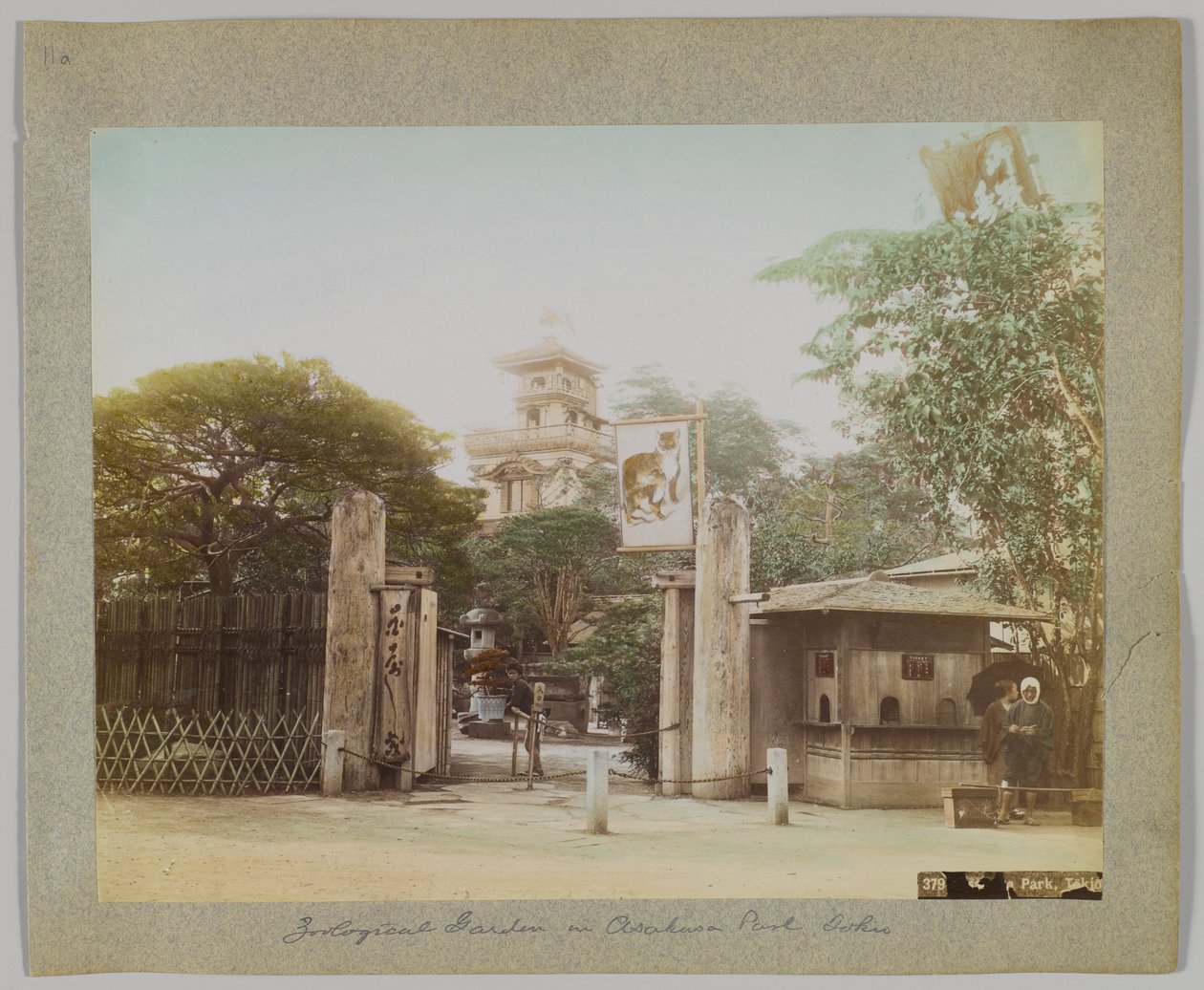 Állatkert az Asakusa Parkban, Tokióban, Japánban (kézzel színezett fekete-fehér fotó) alkotó: Japanese Photographer