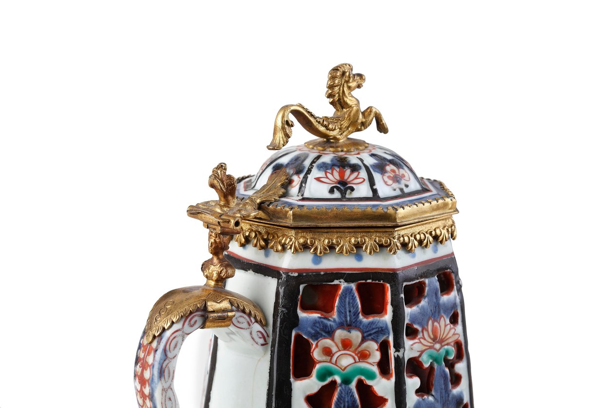 Ritka, elegánsan felszerelhető Imari kávéskanna és fedél (kerámia) alkotó: Japanese School