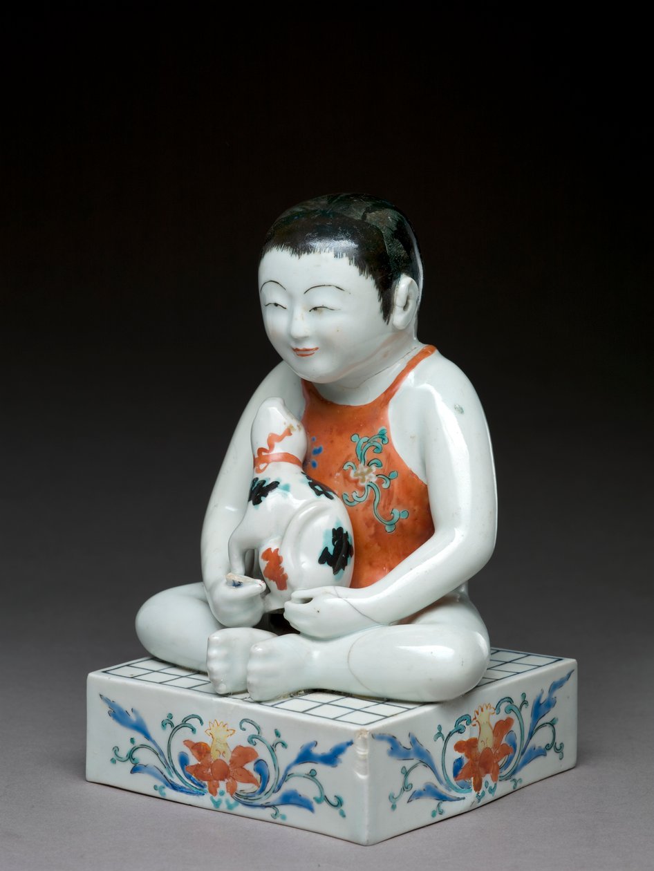 Fiú kutyával ül egy négyzet alakú shogi asztalon, Kakiemonhoz kapcsolódó edények, japán, 1680-1700 (kerámia kék alátéttel) alkotó: Japanese School