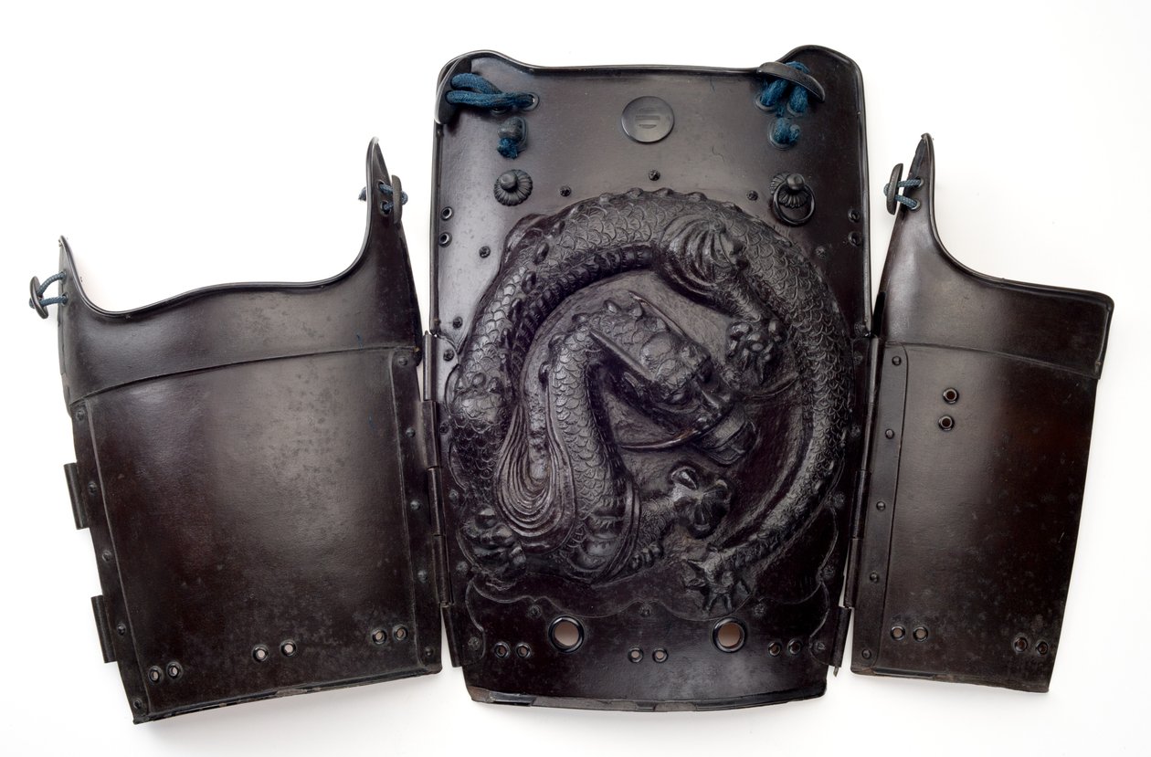 Yukinoshita-Do Armour melllemeze, dombornyomott sárkánymintával (vas, rézötvözet, aranylakk és selyemzsinór) alkotó: Japanese School