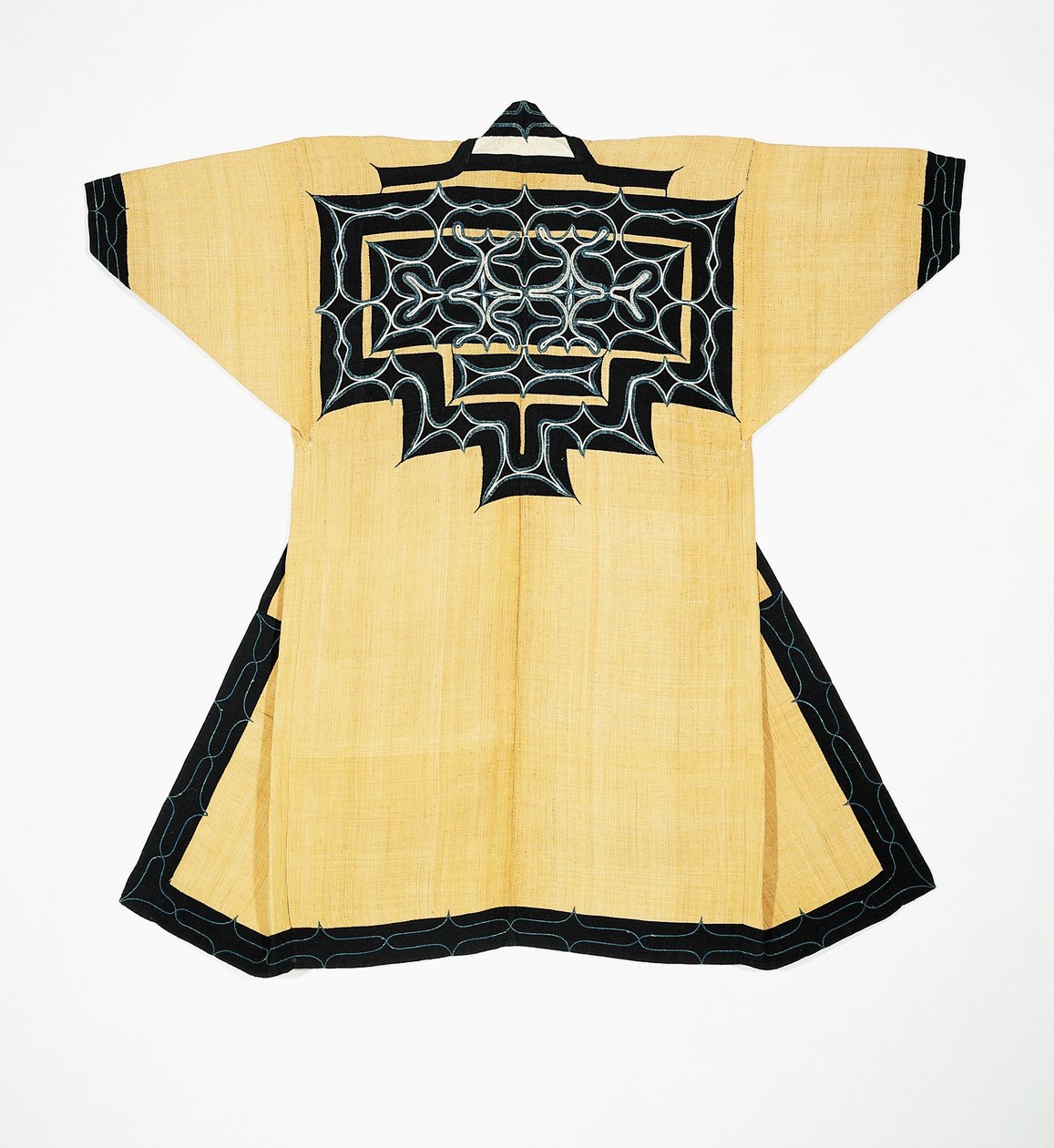 Az ainu népesség ünnepi köntöse (attush) hagyományos ainu motívumokkal, láncöltéses hímzéssel, szilfa kérgével, gyapjúval és pamuttal alkotó: Japanese School