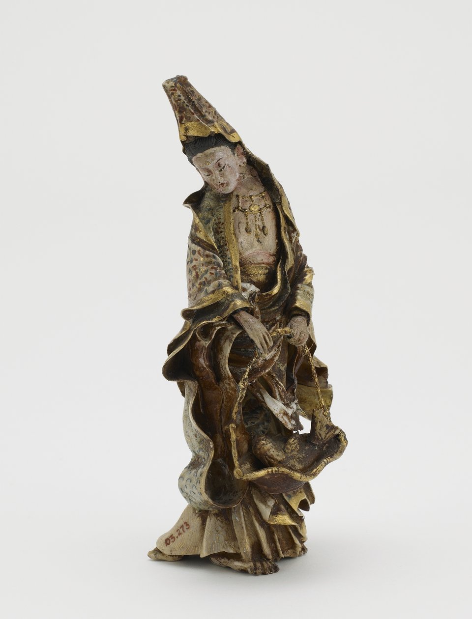 Kannon figurája halat a kosárban tartva, Meiji-korszak (kerámia) alkotó: Japanese School