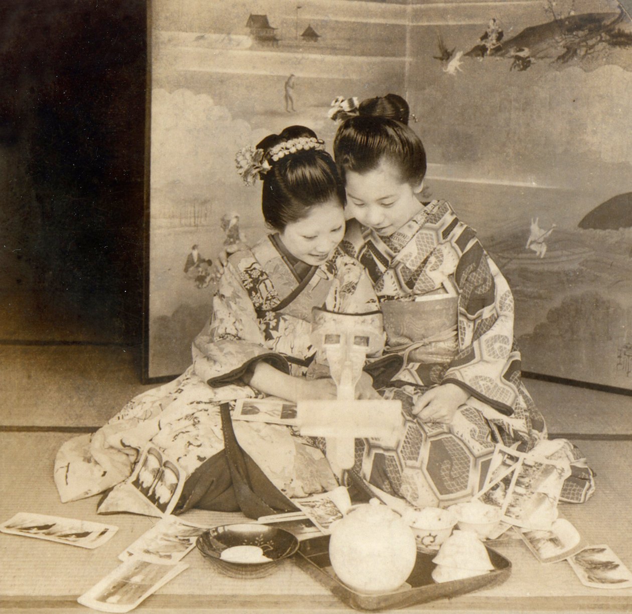 Japán lányok sztereoszkópos nézőt használnak sztereografikus kártyákkal, 1899 alkotó: Japanese School