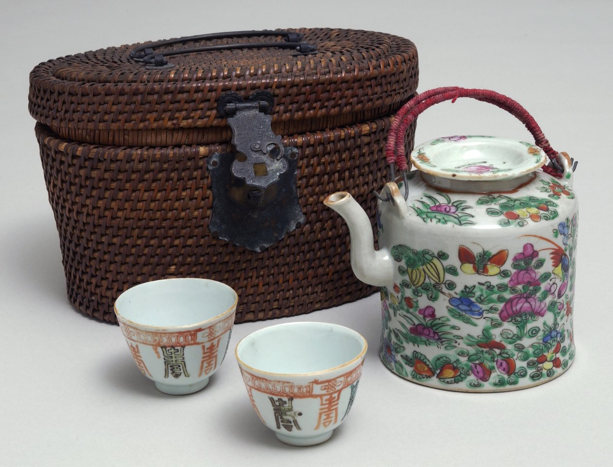 Japán teáskészlet fonott hordtáskával, 1850 körül (porcelán) alkotó: Japanese School