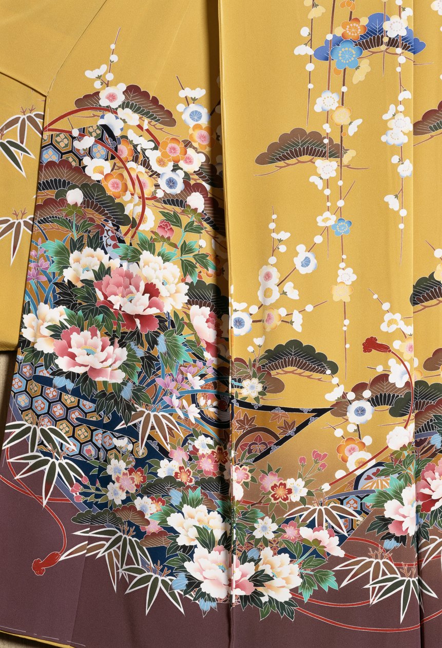 Kimono Furisode (hajló ujjú), amelyet fiatal, hajadon nők elegáns alkalmakkor viselnek és Maiko (Geisha tanítvány), Sima selyem, virágmotívumok, lebegő szalagok, Kaga-Yuzen festés, Tokamachi szövőgyárak, japán civilizáció, 20. század alkotó: Japanese School