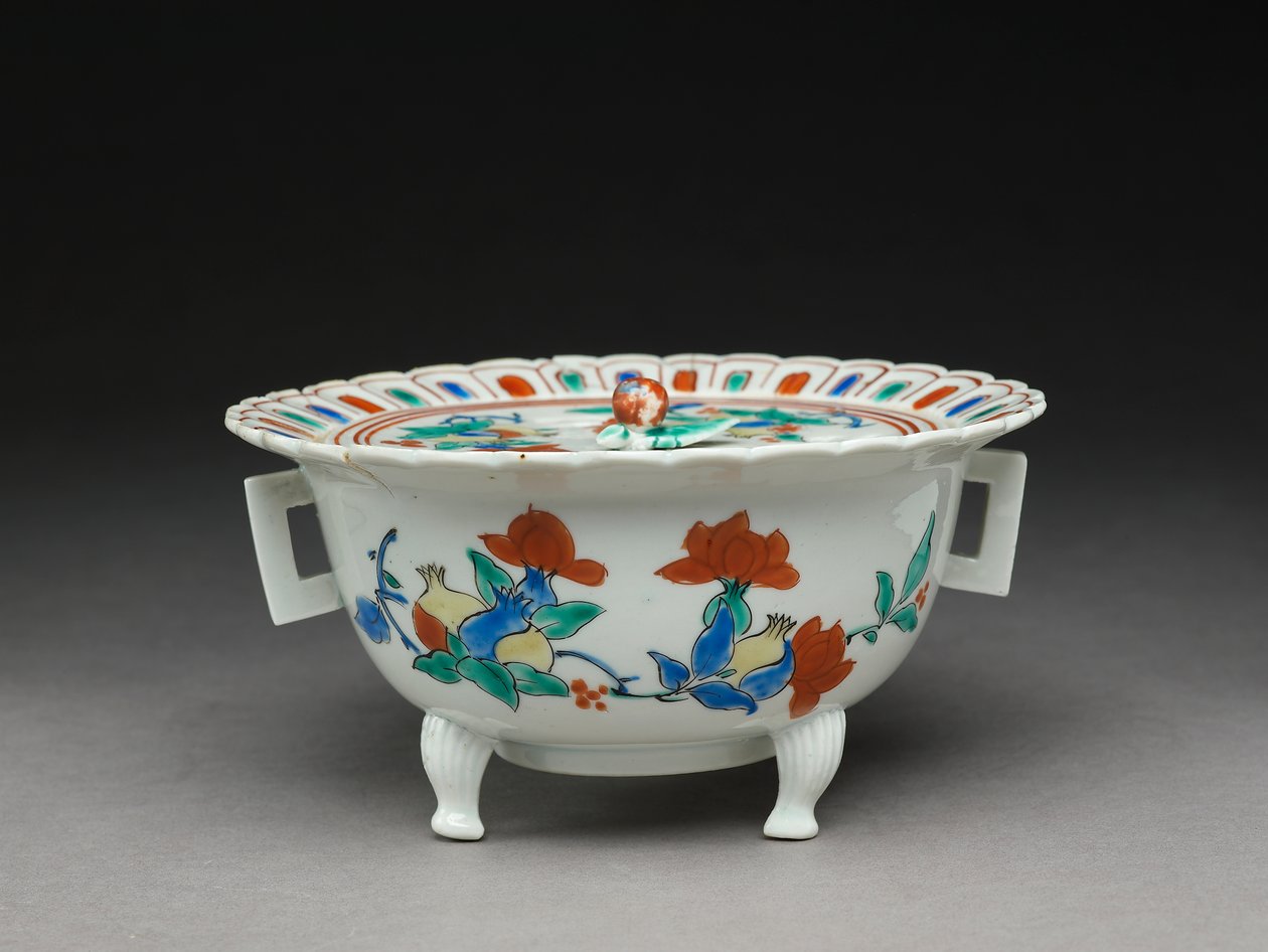 Koro tál lapos fedővel, Kakiemon rokon áru alkotó: Japanese School