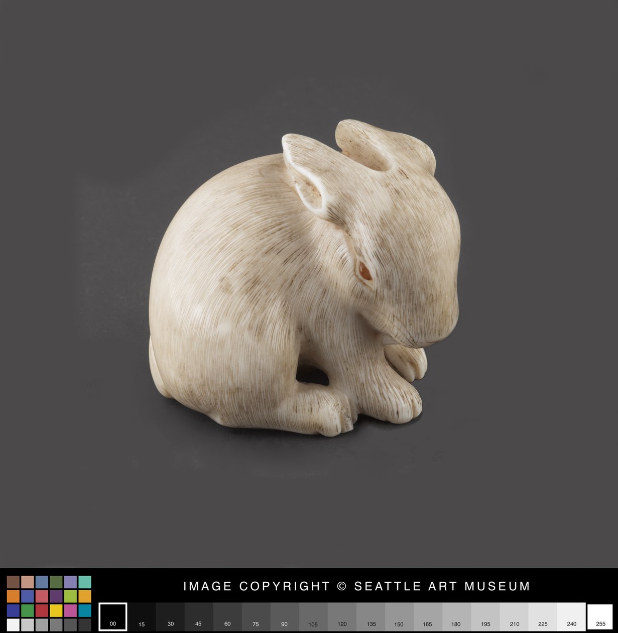 Netsuke nyúl mintázott borostyánnal szemek, 19. század vége (elefántcsont, borostyán) alkotó: Japanese School