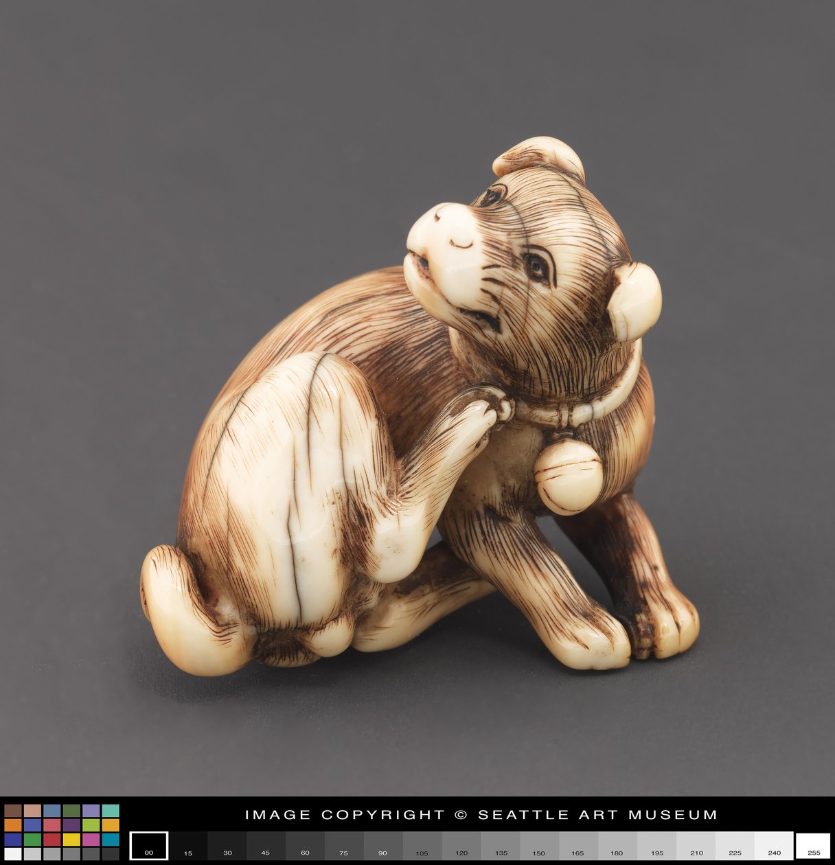 Netsuke úgy készült, mint egy kutya, amely vakargatja nyak alkotó: Japanese School