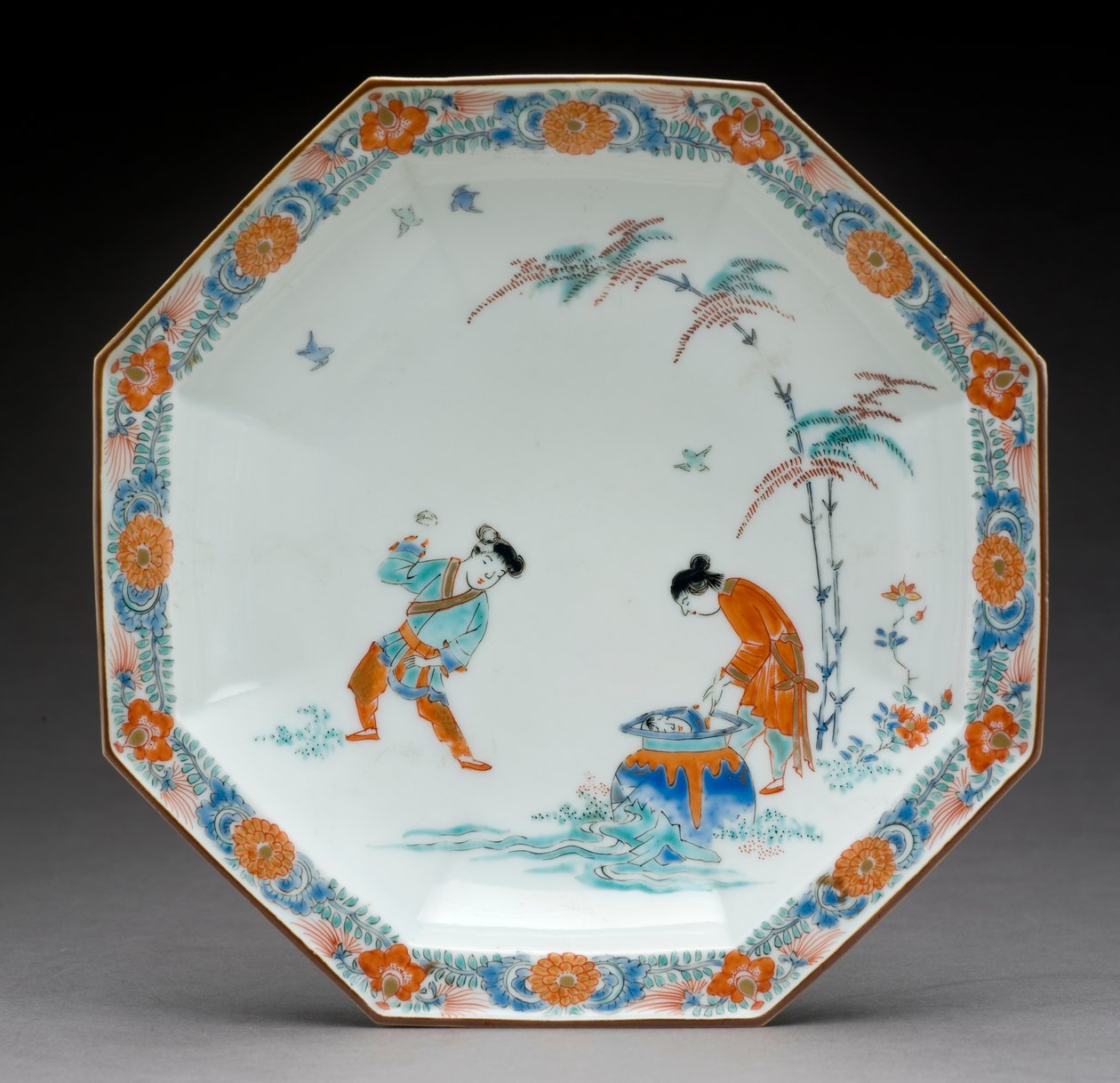 Nyolcszögletű edény egy jelenettel, amely a Főzőlapot illusztrálja a kút történetében, Kakiemon ware, 1700 körül (cserép zománcozott edény) alkotó: Japanese School