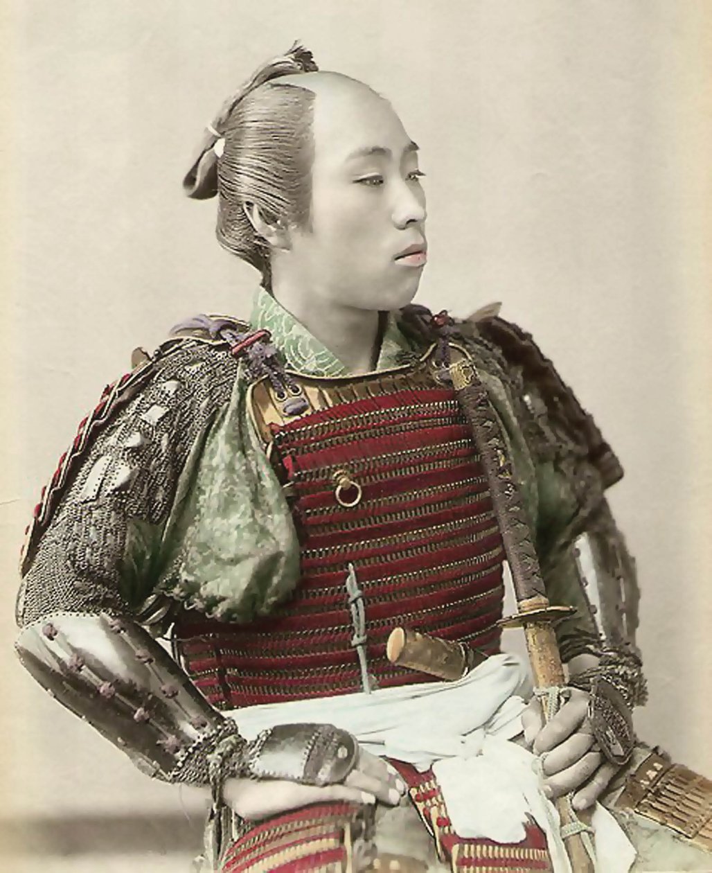 Egy ójapán szamuráj portréja teljes páncélzattal, 1890 (kézzel színezett albumin fotó) alkotó: Japanese School