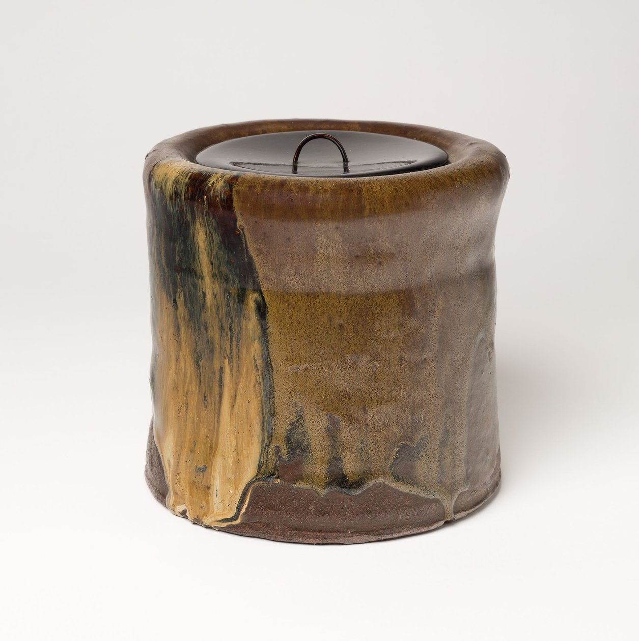 Satsuma-Ware Water Jar (Mizusashi) (mázas kőedény lakk tetővel) alkotó: Japanese School