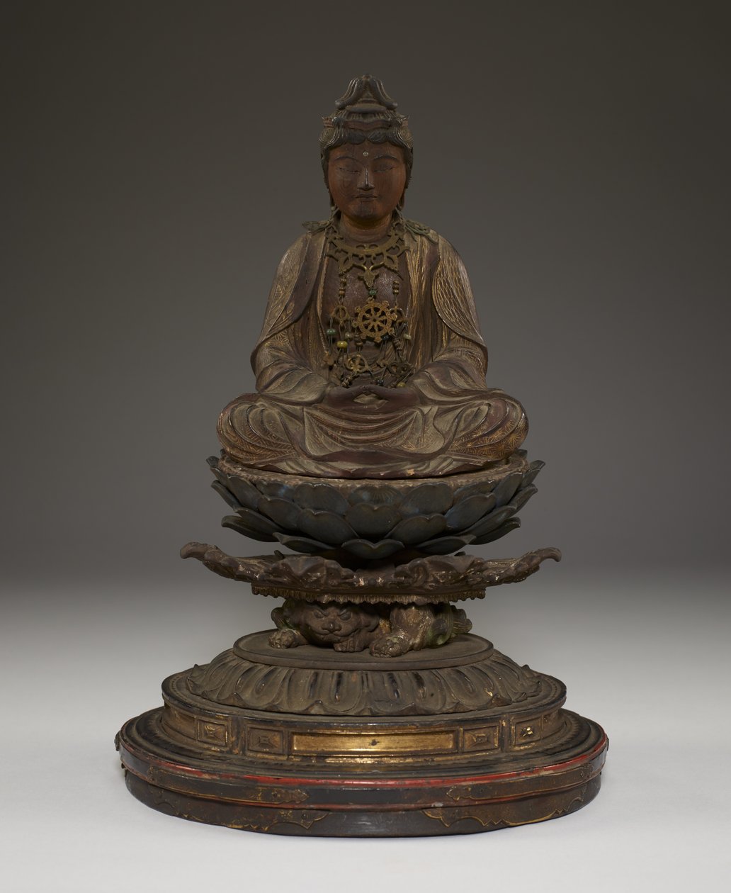 Ülő Miroku Bosatsu (polikróm fa, kristály, fém és aranylevél) alkotó: Japanese School