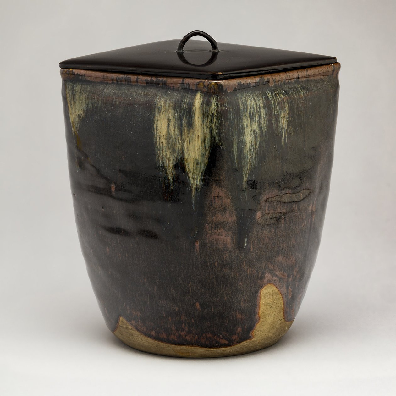 Takatori-Ware Water Jar (Mizusashi) (mázas kőedény lakk tetővel) alkotó: Japanese School
