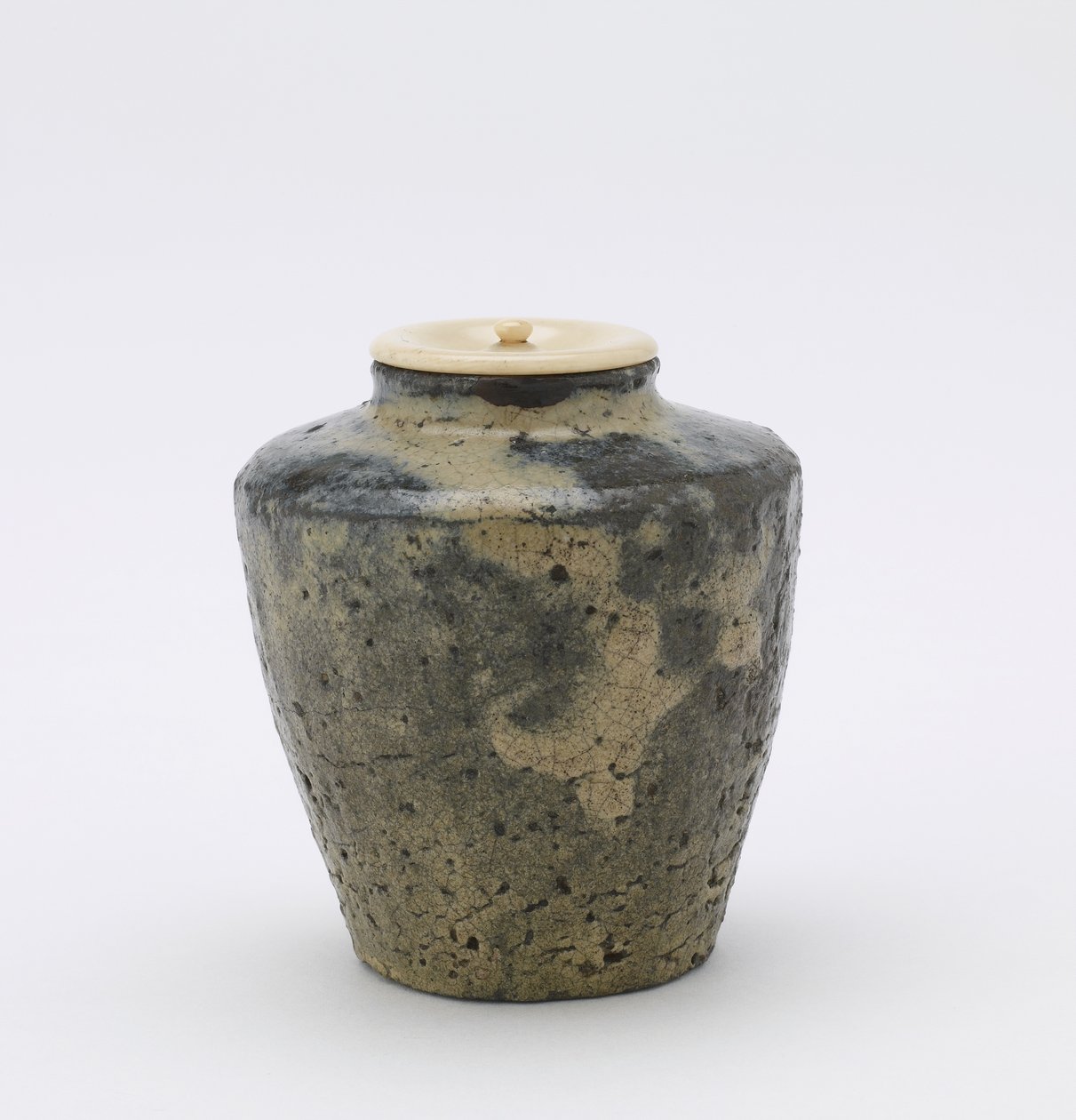 Tea caddy fazettált oldalakkal, katatsuki típusú, Kumamoto prefektúra, Edo-korszak, 18. század vége-19. század (kőedény rizsszalma-hamu mázzal) alkotó: Japanese School