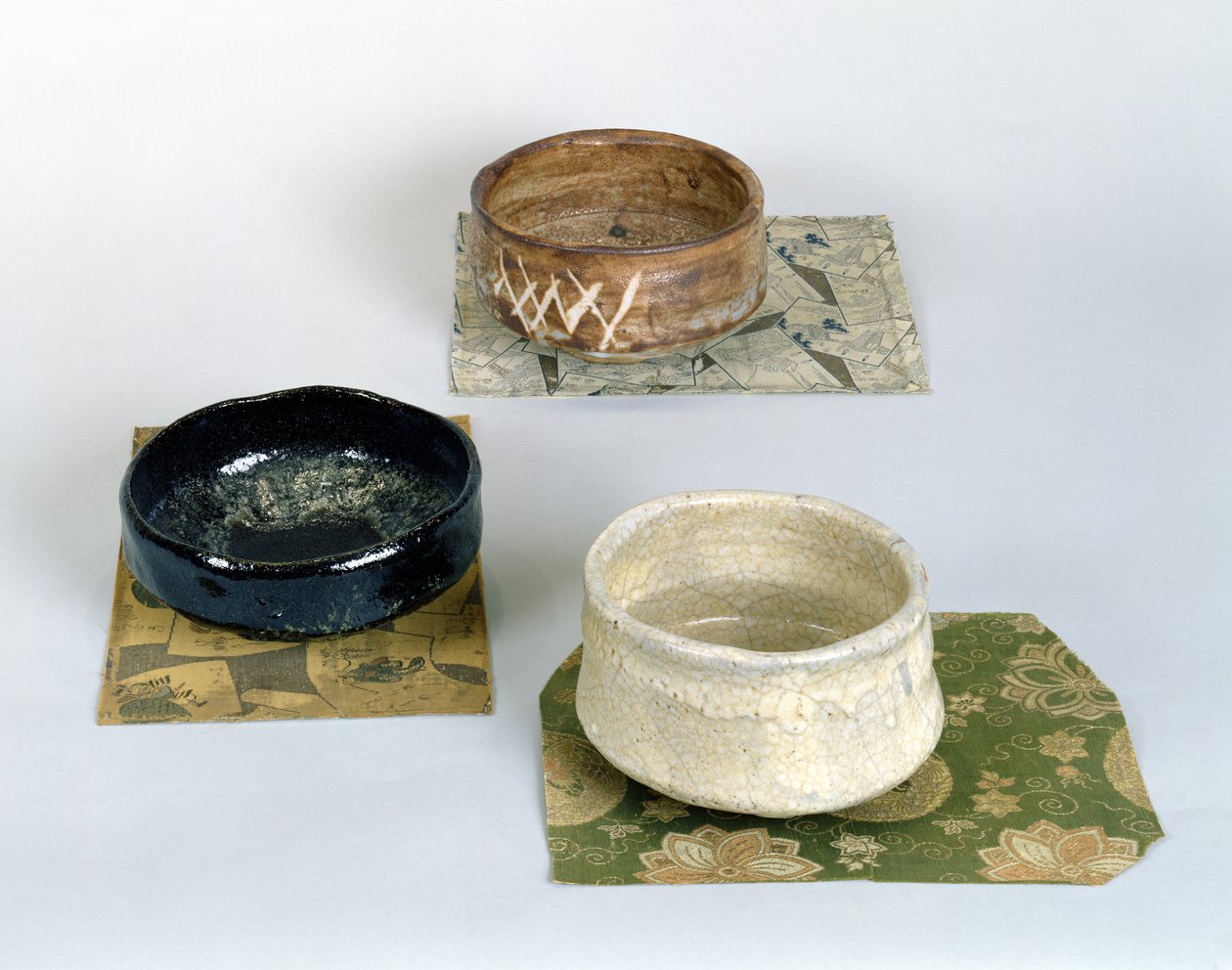Három chawan teaszertartásokhoz, 1800 körül (kerámia) alkotó: Japanese School