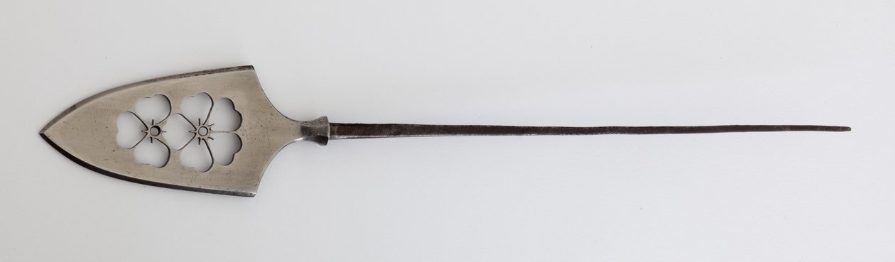 Yanone (nyílhegy), lapos típusú (hirane), áttört cseresznyevirággal (acél) alkotó: Japanese School