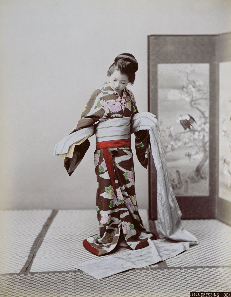 Fiatal japán lány öltözködés, 19. század vége (kézzel színezett fotó) alkotó: Japanese School