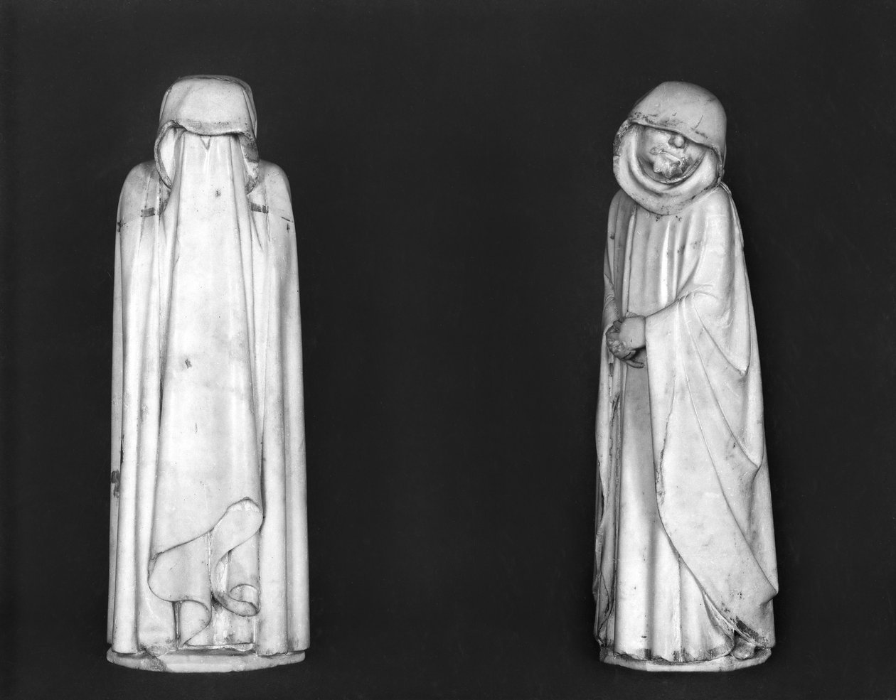 Két gyászoló, Jean de Berry herceg (1340-1416) sírjából 1438 előtt (márvány) alkotó: Jean de Cambrai