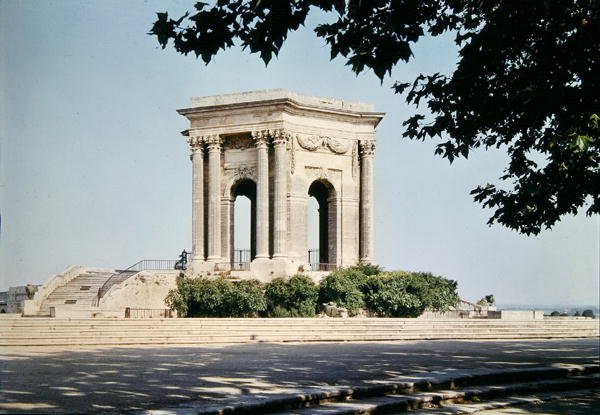 Az 1767-75-ben épült Chateau dEau a Promenade de Peyrou sétányon. alkotó: Jean Antoine Giral