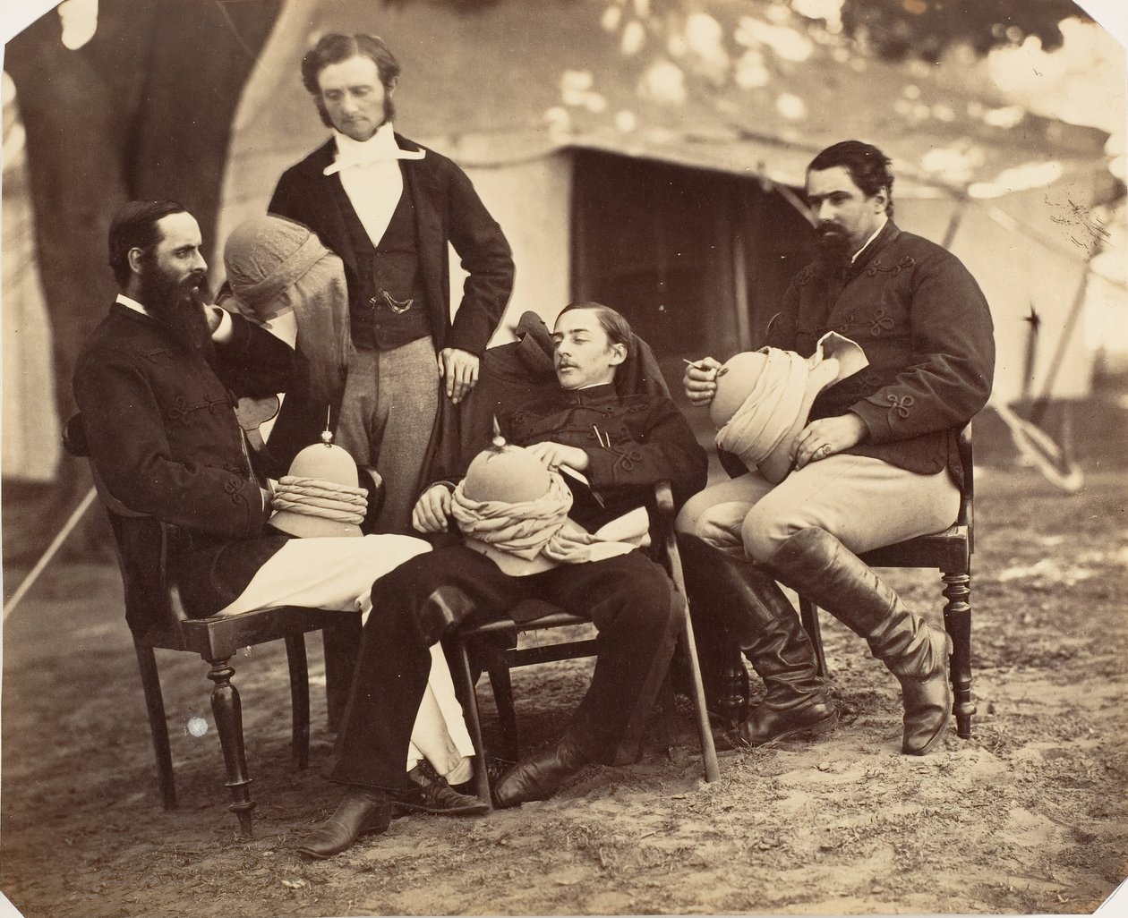 [Csoportkép a főkormányzói táborban, L-R: őrnagy. Walters, A kormány..., 1858-61. alkotó: Jean Baptiste Oscar Mallitte