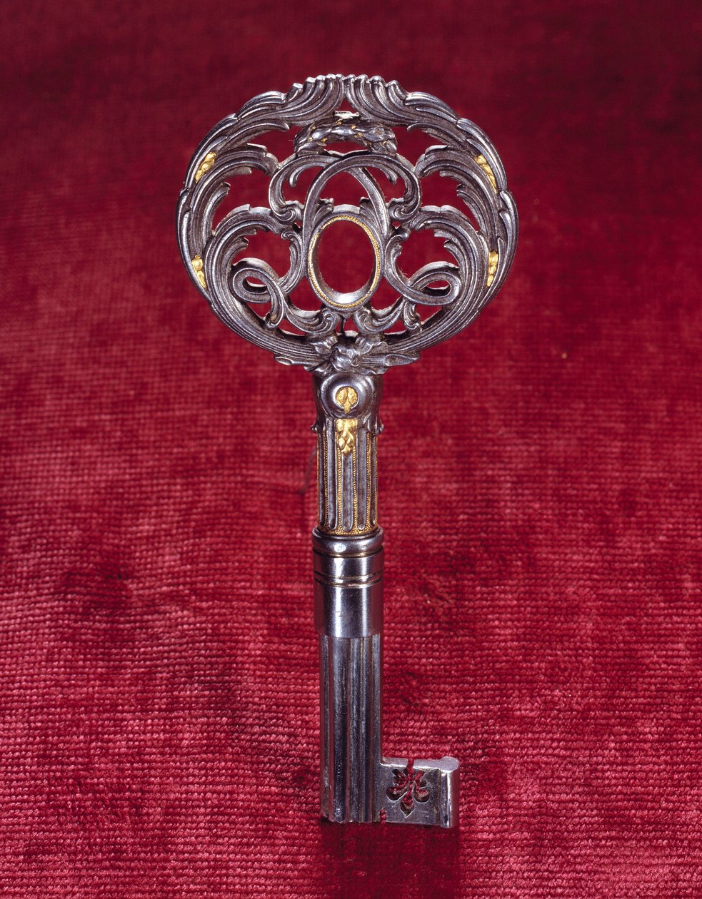 XV. Lajos király irodakulcsa, kettős „L” betűvel, körbe írva. Készítette: Jean Francois Oeben (1721-1763) alkotó: Jean Francois Oeben