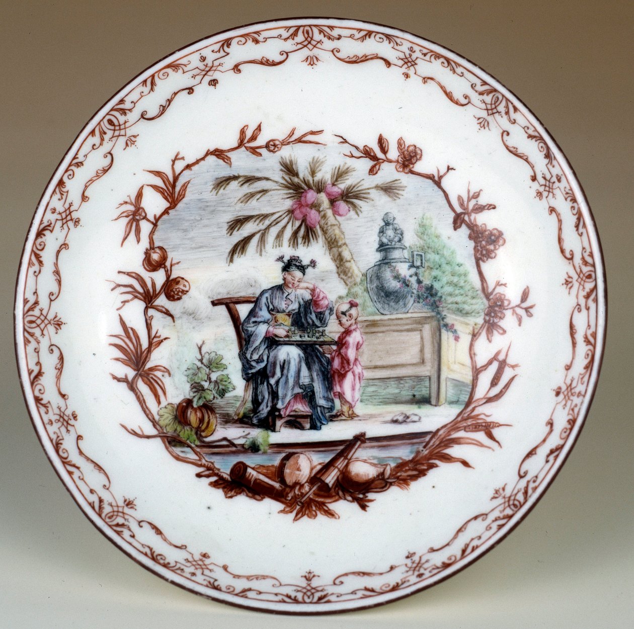 Kínai sakkjelenetet ábrázoló porcelántányér. Jean Michel Liotard (1702-1796) valósította meg. Párizs, díszítőművészet alkotó: Jean Michel Liotard