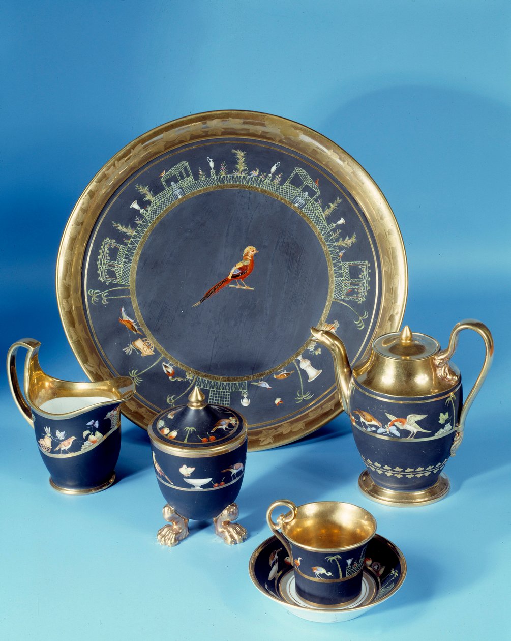 Kabaré kör alakú tálcával. Dagoty gyárban készült 1810 körül. Sevres. Porcelán gyártás alkotó: Jean Paul Laurens
