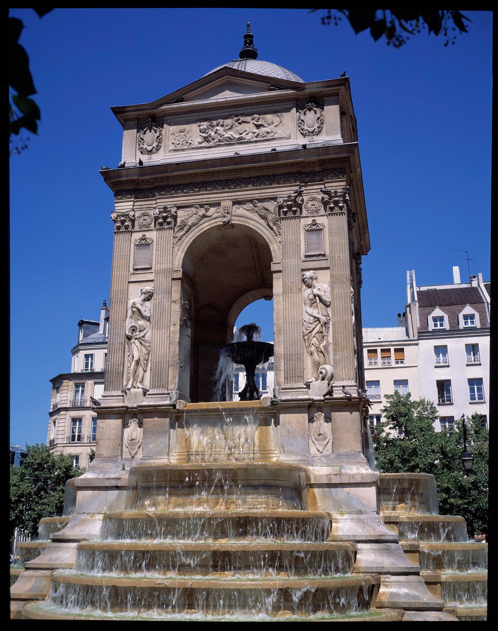 Építészet: kilátás az Ártatlanok szökőkútjára. Jean Goujon, Augustin Pajou és Pierre Lescot építészek tervezték alkotó: Jean and Lescot Pierre Goujon