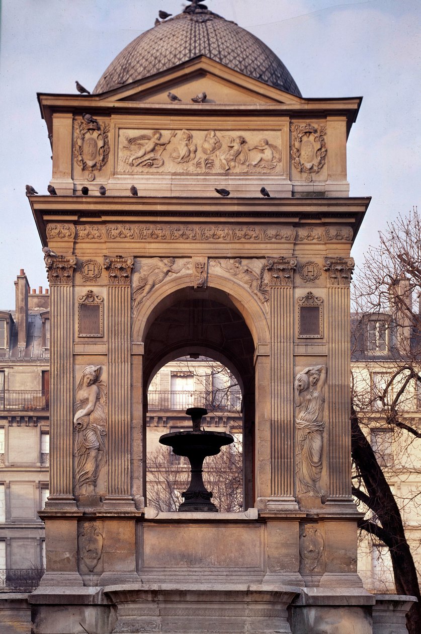 Építészet: kilátás az Ártatlanok szökőkútjára. Jean Goujon, Augustin Pajou és Pierre Lescot építészek tervezték. 1546-1549. Place Joachim du Bellay, Párizs. alkotó: Jean and Lescot Pierre Goujon