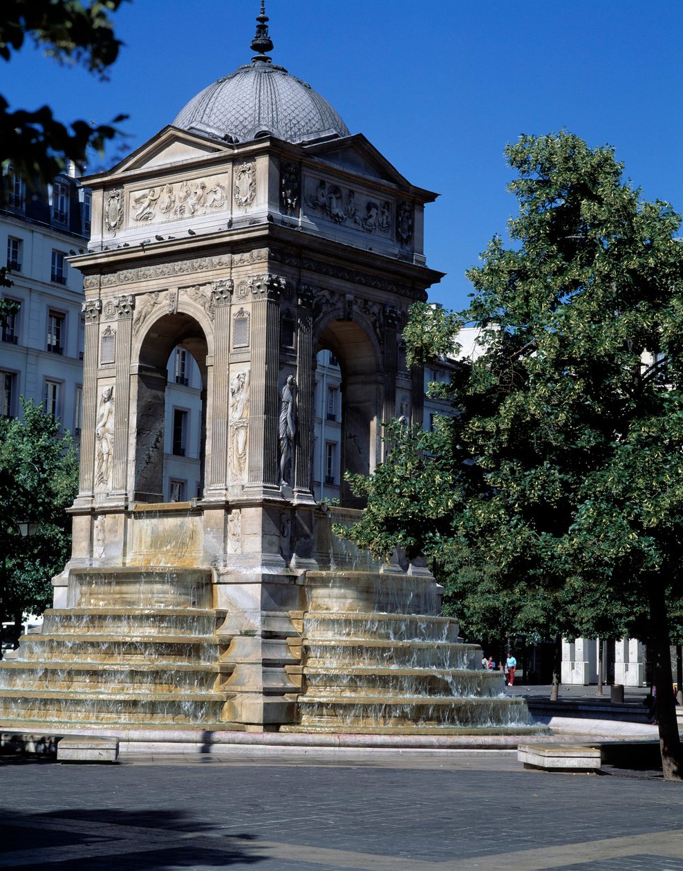 Építészet: kilátás az Ártatlanok szökőkútjára. Jean Goujon, Augustin Pajou és Pierre Lescot építészek tervezték. 1546-1549. Place Joachim du Bellay, Párizs. alkotó: Jean and Lescot Pierre Goujon