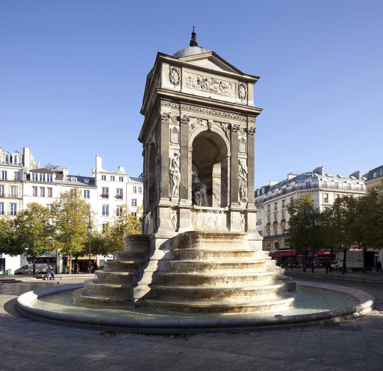 Kilátás a Fontaine des Innocents-re, reneszánsz stílusú, monumentális szökőkút, amelyet 1549-ben építettek II. Henrik (1519-1559) uralkodása alatt alkotó: Jean and Lescot Pierre Goujon