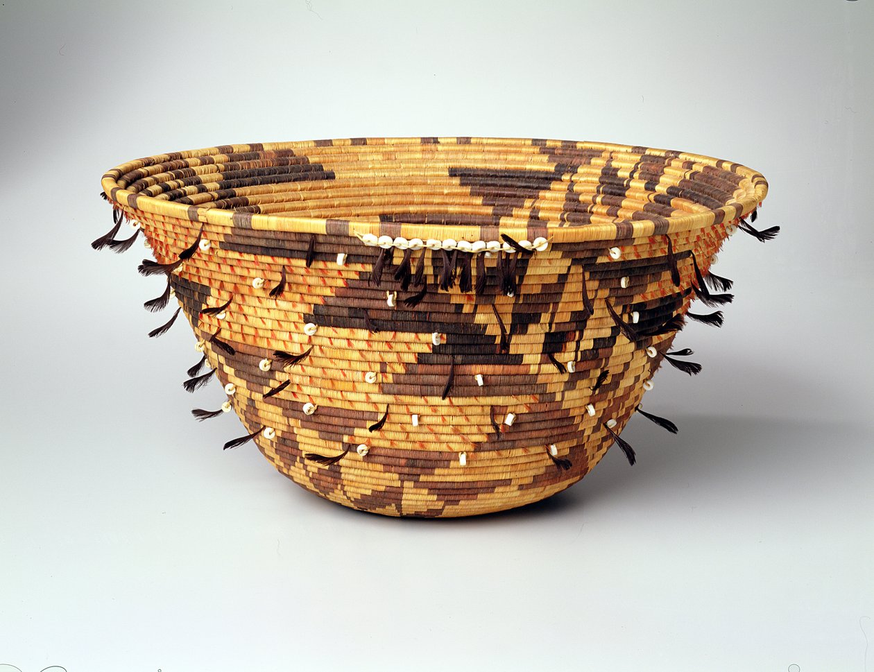 Girls Coiled Dowry vagy pubertás kosár, Pomo, Pinoleville, California alkotó: Jenny Hughes