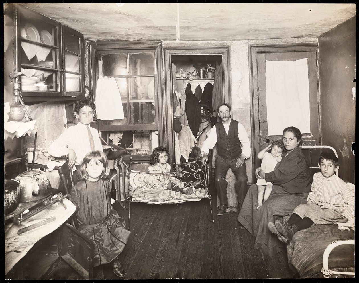 Család a bérházban lévő szobában, 1910 körül (zselatin ezüst nyomat) alkotó: Jessie Tarbox Beals