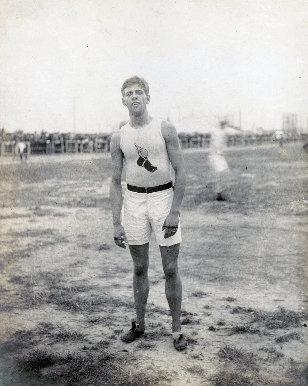 H.L. Hillman a New York -i Atlétikai Klubból, állva és szemben a kamerával alkotó: Jessie Tarbox Beals