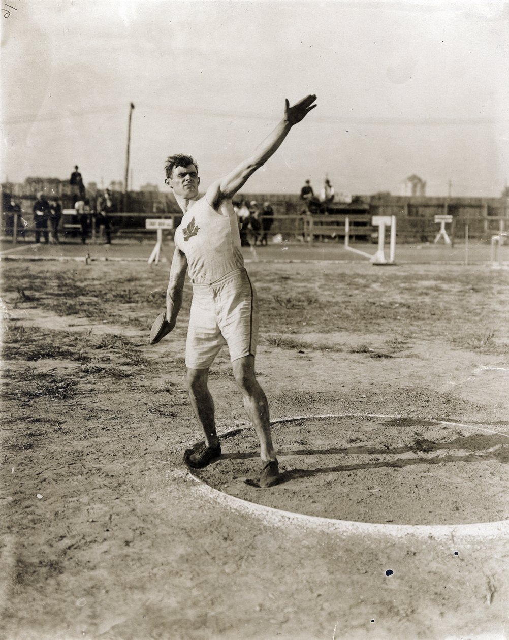 Martin Sheridan, a Nagy -New York -i Ír Atlétikai Szövetség, dobja a korongot az 1904 -es olimpián alkotó: Jessie Tarbox Beals