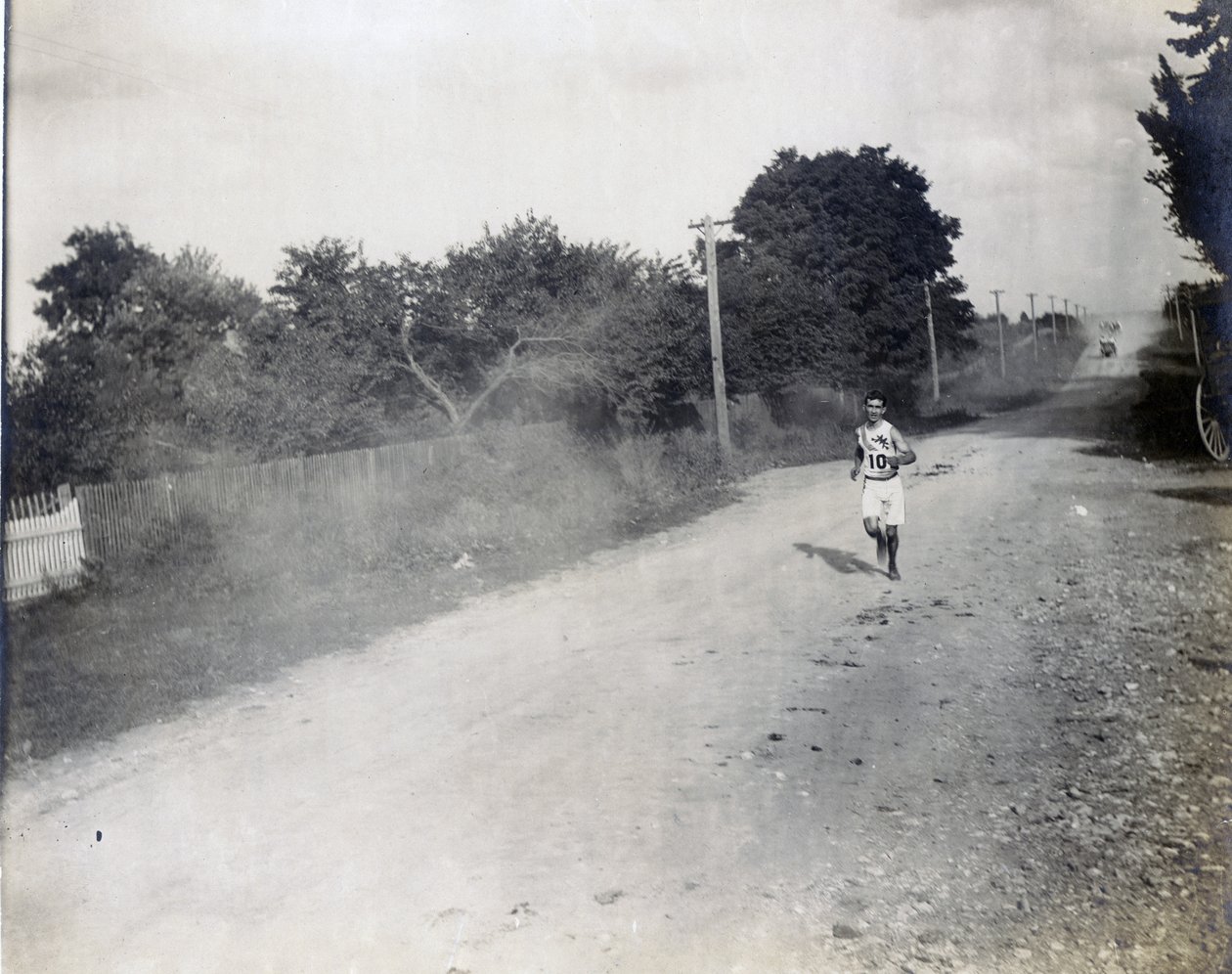 Sam Mellor a Mohawk Atlétikai Klubból egyedül fut, a földúton, a maratoni futamon az 1904 -es olimpián alkotó: Jessie Tarbox Beals