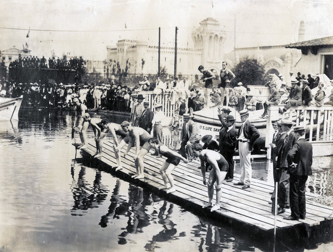 A 100 yardos úszóvágó, bajnoki hőség rajtja, Zoltán Holoway (szélsőbal), az 1904 -es olimpia győztese alkotó: Jessie Tarbox Beals