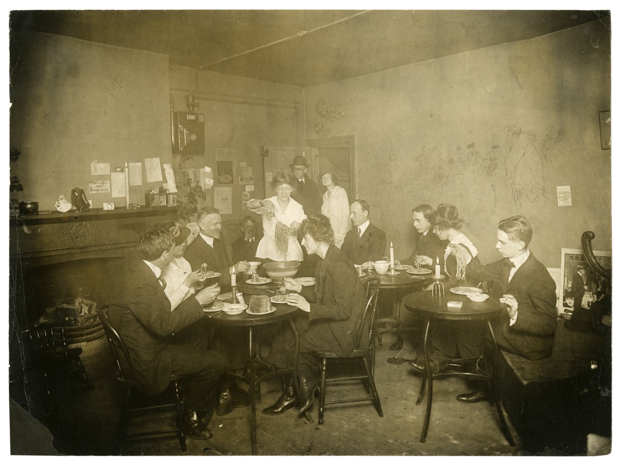 Egy spagetti Grace Godwin Garrett-jében, nagyon sikeres, a sor végén, Greenwich Village, New York, USA, 1917-18 (zselatin ezüst fotó) alkotó: Jessie Tarbox Beals